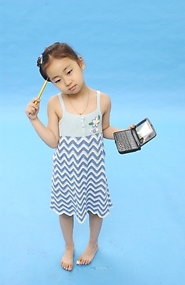 포토 JPG 스튜디오촬영 전신 여자 어린이교육 교육 초등학생 어린이 포즈 한명 서기 사람 소녀 앞모습 연필 전자사전 여자만 여자한명만 어린이만 소녀만 소녀한명만 국내포토 1 학생 뷰포인트 모션 학용품 실내 필기구 사전 파일형식