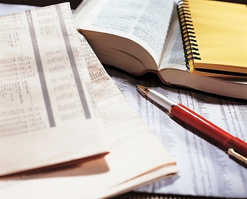 포토 JPG 백그라운드 비즈니스 문구용품 근접촬영 사람없음 필기구 펜 볼펜 신문 오브젝트 사전 영어사전 국내포토 뷰포인트 간행물 책 뉴스 파일형식