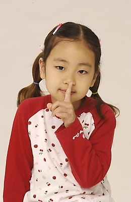 포토 JPG 스튜디오촬영 여자 초등학생 어린이 한명 사람 손짓 소녀 상반신 앞모습 쉿 정숙 여자만 여자한명만 어린이만 소녀만 소녀한명만 국내포토 1 학생 뷰포인트 모션 실내 조용 파일형식