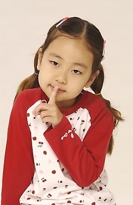 포토 JPG 스튜디오촬영 여자 초등학생 어린이 한명 사람 손짓 소녀 상반신 앞모습 귀여움 쉿 정숙 여자만 여자한명만 어린이만 소녀만 소녀한명만 국내포토 1 학생 뷰포인트 컨셉 모션 실내 조용 파일형식