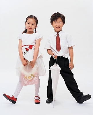 포토 JPG 스튜디오촬영 전신 여자 남자 초등학생 어린이 가족 놀이 남매 서기 미소 웃음 사람 소녀 소년 두명 앞모습 친구 소꿉놀이 아동복 어린이만 국내포토 학생 옷 뷰포인트 관계 모션 실내 표정 파일형식