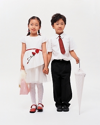 포토 JPG 스튜디오촬영 전신 여자 남자 어린이 가족 놀이 남매 서기 사람 소녀 소년 두명 앞모습 친구 소꿉놀이 아동복 어린이만 국내포토 옷 뷰포인트 관계 모션 실내 파일형식