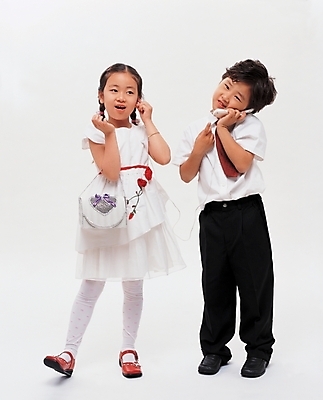 포토 JPG 스튜디오촬영 전신 여자 남자 초등학생 어린이 과학 포즈 가족 놀이 정보통신 남매 서기 사람 소녀 소년 두명 앞모습 친구 스마트폰 통신기기 전화기 통화 소꿉놀이 아동복 어린이만 국내포토 학생 옷 뷰포인트 통신 관계 모션 실내 핸드폰 스마트기기 기계 정보 파일형식