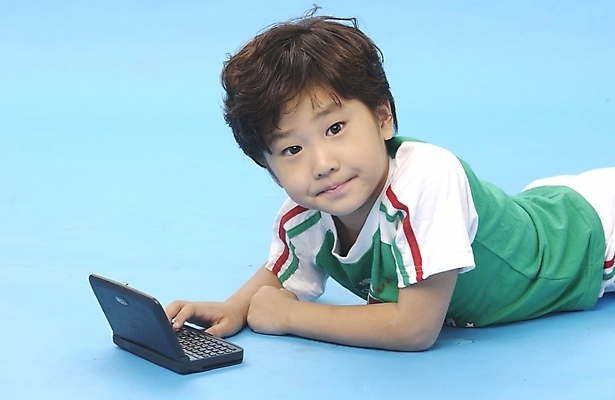 포토 JPG 스튜디오촬영 어린이교육 교육 남자 초등학생 어린이 한명 사람 소년 상반신 노트북 전자사전 남자만 남자한명만 어린이만 소년만 소년한명만 국내포토 1 학생 실내 전자제품 사전 파일형식