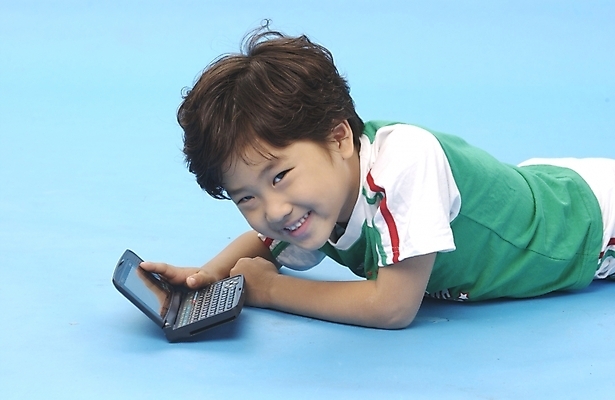 포토 JPG 스튜디오촬영 어린이교육 교육 남자 초등학생 어린이 한명 미소 웃음 사람 소년 상반신 노트북 전자사전 남자만 남자한명만 어린이만 소년만 소년한명만 국내포토 1 학생 실내 표정 전자제품 사전 파일형식