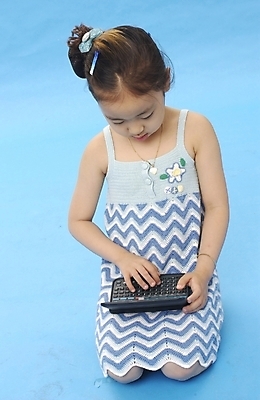 포토 JPG 스튜디오촬영 전신 여자 어린이교육 교육 어린이 비즈니스 한명 사람 소녀 앞모습 계산기 전자사전 여자만 여자한명만 어린이만 소녀만 소녀한명만 국내포토 1 뷰포인트 문구용품 실내 장비 사전 파일형식