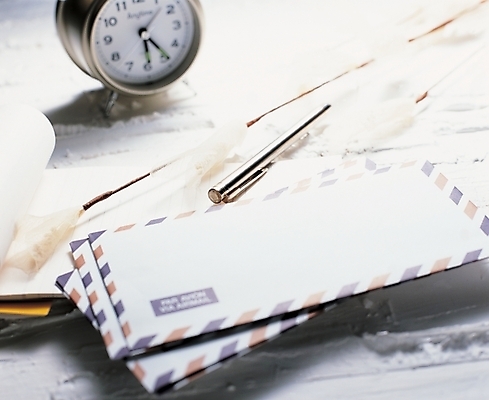 포토 JPG 시계 백그라운드 비즈니스 문구용품 봉투 편지봉투 근접촬영 사람없음 펜 사무용품 자명종 편지 우편물 편지지 오브젝트 국내포토 뷰포인트 필기구 알람 파일형식