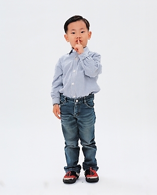 포토 JPG 스튜디오촬영 전신 남자 초등학생 어린이 포즈 한명 서기 사람 손짓 소년 앞모습 쉿 정숙 남자만 남자한명만 어린이만 소년만 소년한명만 국내포토 1 학생 뷰포인트 모션 실내 조용 파일형식