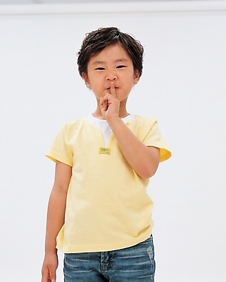 포토 JPG 스튜디오촬영 남자 초등학생 어린이 포즈 표정 한명 서기 사람 손짓 소년 상반신 앞모습 쉿 정숙 남자만 남자한명만 어린이만 소년만 소년한명만 국내포토 1 학생 뷰포인트 모션 실내 조용 파일형식