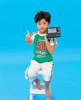 포토 JPG 스튜디오촬영 전신 어린이교육 교육 남자 초등학생 어린이 포즈 의자 한명 사람 앉기 손짓 소년 앞모습 최고 전자사전 남자만 남자한명만 어린이만 소년만 소년한명만 국내포토 1 학생 뷰포인트 가구 모션 실내 사전 파일형식