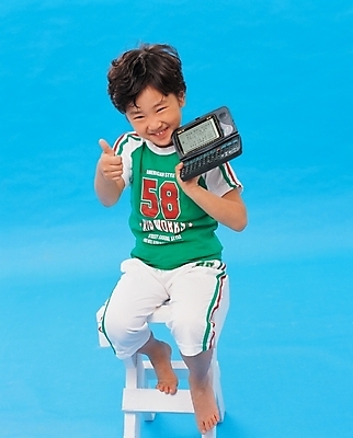 포토 JPG 스튜디오촬영 전신 어린이교육 교육 남자 초등학생 어린이 포즈 의자 한명 미소 웃음 사람 앉기 손짓 소년 앞모습 최고 전자사전 남자만 남자한명만 어린이만 소년만 소년한명만 국내포토 1 학생 뷰포인트 가구 모션 실내 표정 사전 파일형식