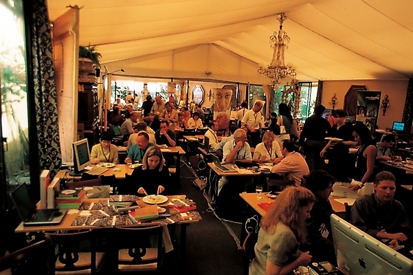 포토 JPG 서양인 해외풍경 산업 자연 사람 풍경 여러명 건물 도시풍경 식당 레스토랑 도시 시민 도시인 국내포토 외국인 해외 건축물 다수 상점 생태계 국민 파일형식