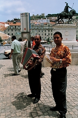 포토 JPG 서양인 외국인 해외풍경 남자 여행 연주 자연 거리 사람 풍경 두명 관광지 도시풍경 공연 연주자 아코디언 거리공연 길거리공연 남자만 국내포토 해외 음악 인종 이벤트 음악가 도시 건반악기 생태계 파일형식