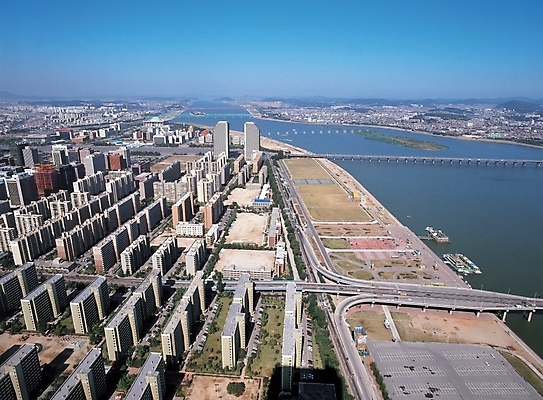 포토 JPG 주간 자연 하늘 아파트 주택 풍경 사람없음 야외 강 도시풍경 도시 항아리 분양 아파트단지 주택단지 국내포토 자연요소 부동산 건물 도자기 생태계 파일형식