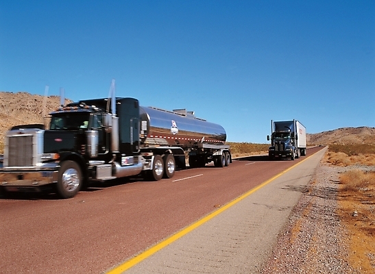 포토 JPG 주간 해외풍경 산업 도로 육상교통 자동차 자연 하늘 거리 풍경 사람없음 야외 트럭 운송업 탱크로리 국내포토 자연요소 해외 길 교통수단 교통시설 화물차 생태계 파일형식