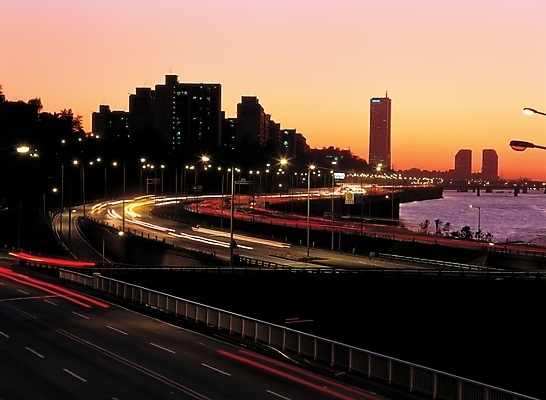 포토 JPG 해외풍경 도로 야경 자연 하늘 빌딩 사람없음 야외 빛 도시풍경 도시 빌딩숲 상업시설 국내포토 해외 길 교통시설 풍경 건물 야간 시설 생태계 상업 파일형식 풍경_경치