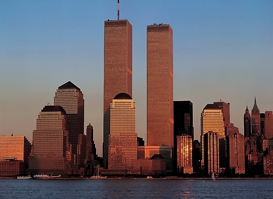 포토 JPG 주간 해외풍경 야경 자연 하늘 빌딩 사람없음 야외 강 도시풍경 고층빌딩 황혼 도시 뉴욕 맨해튼 빌딩숲 쌍둥이빌딩 상업시설 국내포토 자연요소 해외 풍경 건물 미국 일몰 야간 시설 생태계 상업 파일형식 풍경_경치