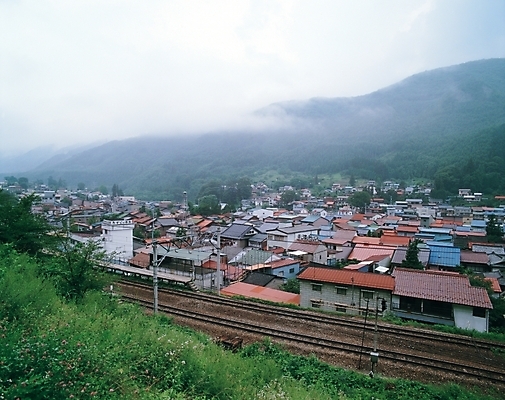 포토 JPG 주간 해외풍경 시설물 현대건축 건축 자연 산 주택 풍경 사람없음 야외 건물 도시풍경 마을 선로 국내포토 자연요소 해외 건축물 도시 생태계 파일형식