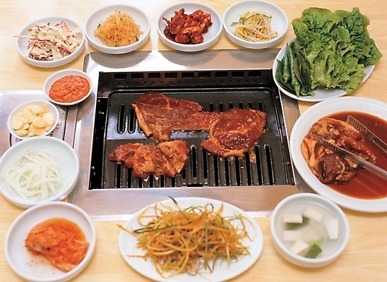 포토 JPG 접시 한식 식탁 반찬 실내 집게 사람없음 상추 상차림 갈비 불판 양념갈비 갈비구이 파무침 국내포토 식기 음식 채소 탁자 육류 내부 구이 무침 파일형식