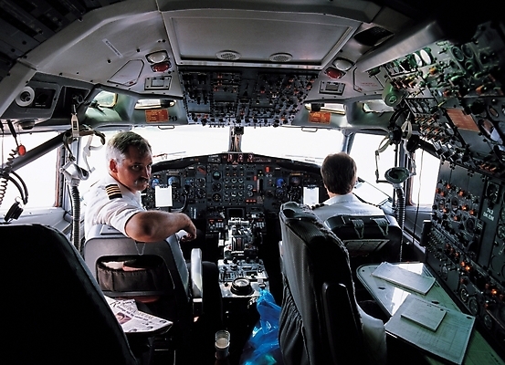 포토 JPG 직업 남자 산업 교통 항공교통 비행기 실내 사람 두명 운송업 파일럿 운전석 비행기내부 조종실 남자만 국내포토 교통수단 대중교통 내부 파일형식