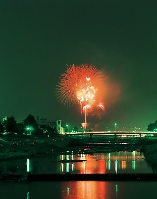 포토 JPG 야경 하늘 폭죽 불꽃놀이 사람없음 야외 빛 강 도시풍경 도시 국내포토 놀이 풍경 야간 파일형식 풍경_경치