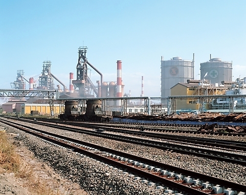 포토 JPG 주간 시설물 건축물 현대건축 건축 길 공장 사람없음 야외 기찻길 산업시설 정유공장 철도의날 국내포토 자연요소 산업 공업 파일형식 법정기념일