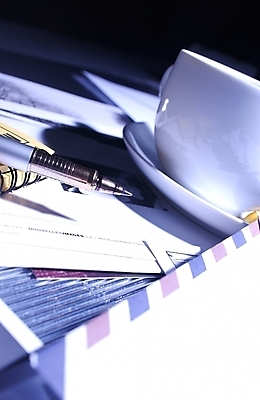 포토 JPG 백그라운드 비즈니스 문구용품 봉투 근접촬영 사람없음 필기구 펜 볼펜 사무용품 커피잔 편지 오브젝트 국제우편 국내포토 커피 뷰포인트 잔 우편물 파일형식