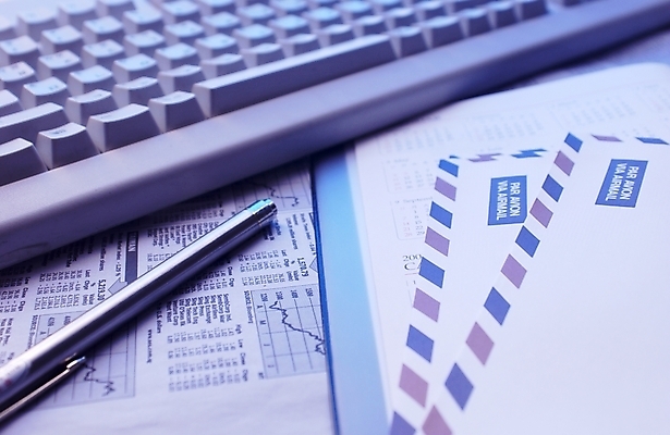 포토 JPG 백그라운드 비즈니스 문구용품 봉투 편지봉투 근접촬영 사람없음 컴퓨터 펜 키보드 신문 이메일 편지 우편물 편지지 오브젝트 국제우편 국내포토 뷰포인트 간행물 전자제품 필기구 뉴스 파일형식