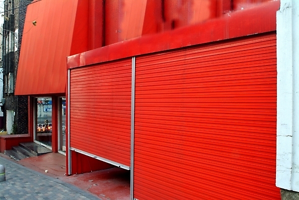 포토 JPG 주간 시설물 건축 사람없음 야외 건물 빨간색 문 상점 창고 셔터 차고 국내포토 자연요소 건축물 컬러 파일형식