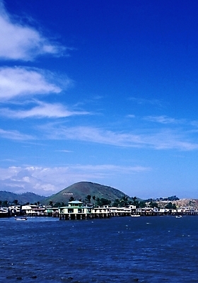 포토 JPG 주간 구름 해외풍경 물결 바다 외국문화 섬 자연 하늘 산 풍경 사람없음 야외 오세아니아 어촌 수상가옥 파푸아뉴기니 국내포토 자연요소 해외 나라 문화 주택 시골 생태계 파일형식