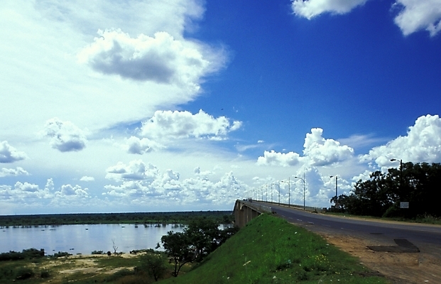 포토 JPG 주간 구름 해외풍경 해외 도로 외국문화 백그라운드 자연 하늘 풍경 사람없음 야외 강 남아메리카 파라과이 국내포토 자연요소 문화 길 교통시설 아메리카 생태계 파일형식