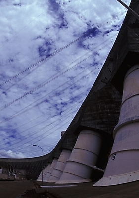 포토 JPG 주간 구름 해외풍경 시설물 건축물 공공시설 현대건축 건축 외국문화 자연 풍경 사람없음 야외 에너지 남아메리카 댐 수력발전댐 수력발전소 파라과이 국내포토 자연요소 해외 문화 아메리카 시설 생태계 파일형식