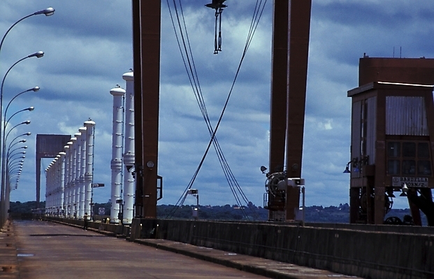 포토 JPG 주간 해외풍경 시설물 건축물 공공시설 현대건축 건축 외국문화 자연 풍경 사람없음 야외 에너지 남아메리카 댐 수력발전댐 수력발전소 파라과이 국내포토 자연요소 해외 문화 아메리카 시설 생태계 파일형식