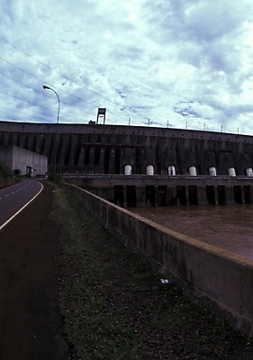 포토 JPG 주간 해외풍경 시설물 건축물 공공시설 현대건축 건축 외국문화 자연 풍경 사람없음 야외 에너지 남아메리카 댐 수력발전댐 수력발전소 파라과이 국내포토 자연요소 해외 문화 아메리카 시설 생태계 파일형식