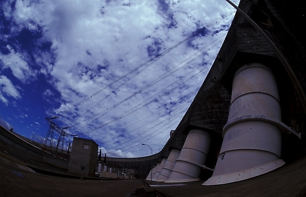 포토 JPG 주간 해외풍경 시설물 건축물 공공시설 현대건축 건축 외국문화 자연 풍경 사람없음 야외 에너지 남아메리카 댐 수력발전댐 수력발전소 파라과이 국내포토 자연요소 해외 문화 아메리카 시설 생태계 파일형식