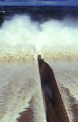 포토 JPG 주간 해외풍경 공공시설 외국문화 자연 풍경 사람없음 야외 물 강 에너지 남아메리카 댐 수력발전댐 수력발전소 파라과이 국내포토 자연요소 해외 문화 아메리카 시설 생태계 파일형식