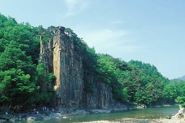 포토 JPG 주간 자연 산 풍경 사람없음 야외 여름휴가 바캉스 강 계곡 절벽 암석 돌_바위 바위 기암절벽 국내포토 자연요소 휴가 생태계 파일형식 여름_계절