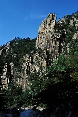 포토 JPG 주간 자연 산 풍경 사람없음 야외 절벽 암석 돌_바위 바위 기암절벽 국내포토 자연요소 생태계 파일형식
