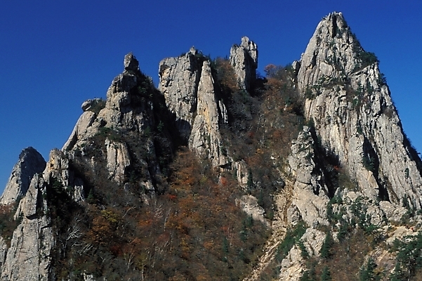 포토 JPG 주간 자연 바위산 산 풍경 사람없음 야외 절벽 암석 바위 기암절벽 국내포토 자연요소 돌 돌산 생태계 파일형식