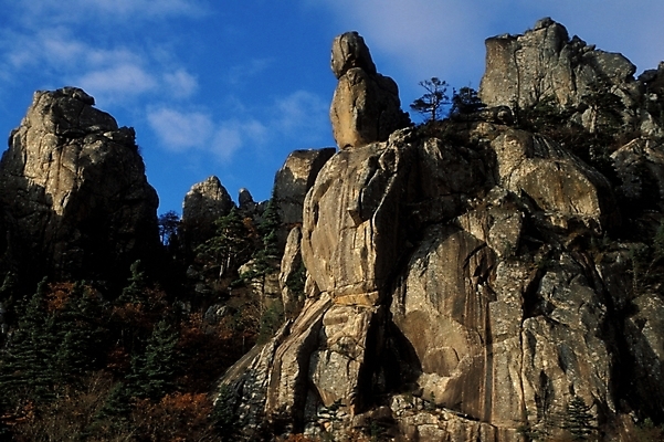 포토 JPG 주간 구름 자연 하늘 바위산 산 풍경 사람없음 야외 절벽 암석 바위 기암괴석 기암절벽 국내포토 자연요소 돌 바위_돌 돌산 생태계 파일형식