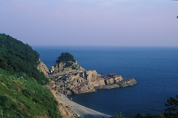 포토 JPG 주간 바다 섬 자연 바위산 산 풍경 해변 사람없음 야외 절벽 암석 바위 기암절벽 국내포토 자연요소 돌 돌산 생태계 파일형식