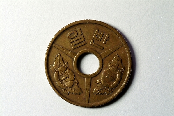 포토 JPG 스튜디오촬영 돈 근접촬영 사람없음 금융 경제 한개 동전 오브젝트 통화 토큰 국내포토 1 뷰포인트 모션 실내 재산 파일형식