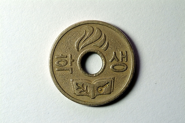 포토 JPG 스튜디오촬영 돈 근접촬영 사람없음 금융 경제 한개 동전 오브젝트 통화 토큰 국내포토 1 뷰포인트 모션 실내 재산 파일형식