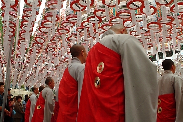 포토 JPG 주간 한국전통 여자 남자 종교 불교 사람 여러명 야외 부처님오신날 승려 연등 중 법요식 연등행사 국내포토 자연요소 전통 기념일 다수 한국 이벤트 등불 성직자 불교용품 파일형식