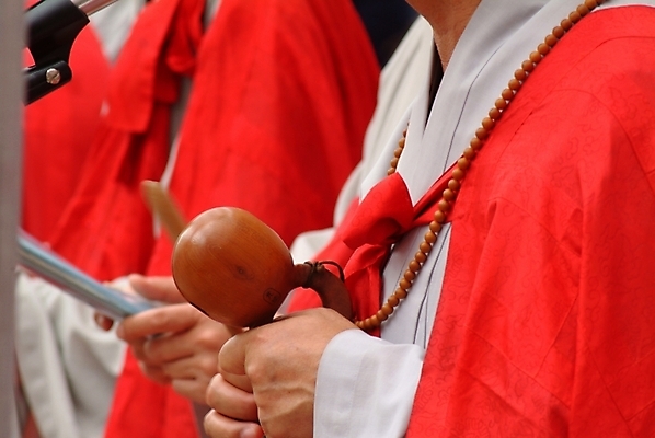포토 JPG 주간 한국전통 종교 불교 종교용품 사람 야외 부처님오신날 승려 불교용품 연등 중 목탁 법요식 연등행사 국내포토 자연요소 전통 기념일 한국 이벤트 등불 성직자 파일형식