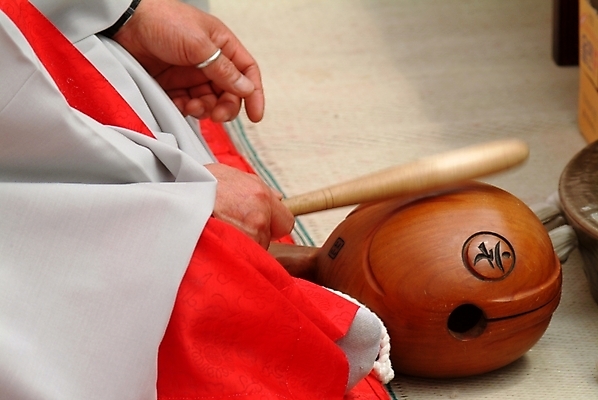 포토 JPG 주간 한국전통 손 종교 불교 종교용품 사람 야외 부처님오신날 승려 불교용품 연등 중 목탁 법요식 연등행사 국내포토 자연요소 전통 기념일 한국 이벤트 신체부위 등불 성직자 파일형식