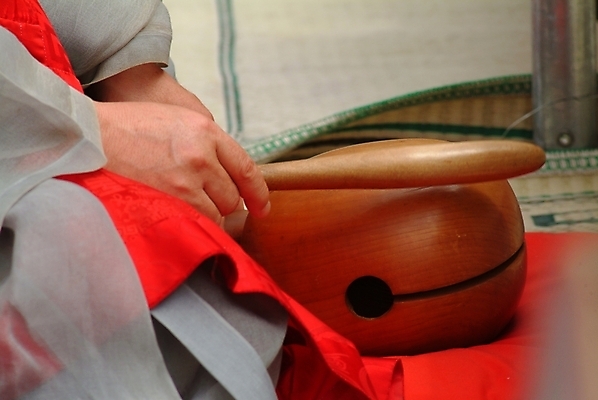포토 JPG 주간 한국전통 손 종교 불교 종교용품 사람 야외 부처님오신날 승려 불교용품 연등 중 목탁 법요식 연등행사 국내포토 자연요소 전통 기념일 한국 이벤트 신체부위 등불 성직자 파일형식