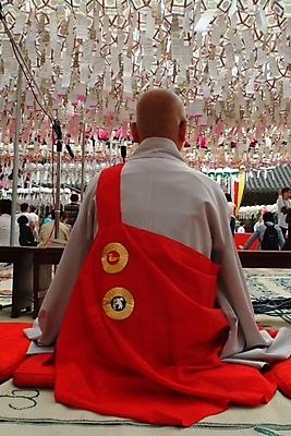 포토 JPG 주간 한국전통 남자 종교 불교 한명 사람 20대 성인 야외 부처님오신날 승려 연등 중 법요식 연등행사 남자만 남자한명만 성인남자만 청년만 청년남자만 청년남자한명만 성인한명만 성인남자한명만 성인만 국내포토 자연요소 1 전통 기념일 한국 이벤트 청년 등불 성직자 불교용품 파일형식