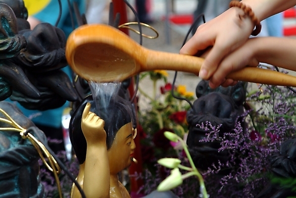 포토 JPG 주간 한국전통 손 종교 불교 종교용품 야외 부처님오신날 불상 불교용품 부처 바가지 관불의식 법요식 국내포토 자연요소 전통 기념일 한국 신체부위 파일형식