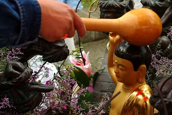 포토 JPG 주간 한국전통 손 종교 불교 종교용품 야외 부처님오신날 불상 불교용품 부처 바가지 관불의식 법요식 국내포토 자연요소 전통 기념일 한국 신체부위 파일형식